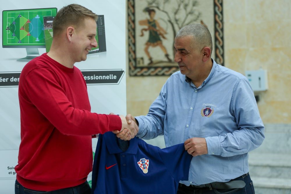Once Sport CEO gifiting a Croatian football federation shirt